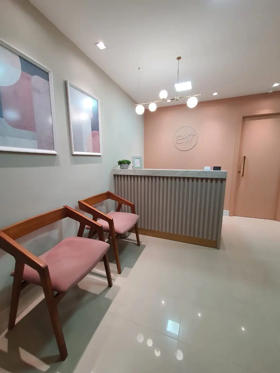 Reception area at Elisabete Weber clinic with modern decor and patient seating