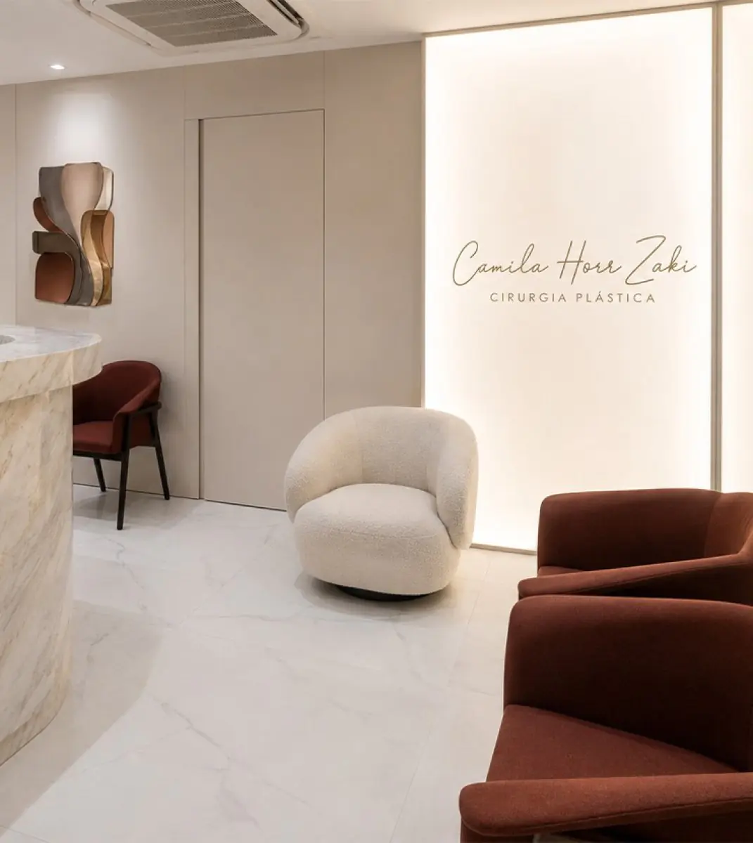 Moderner Wartebereich in der Dr. Camila Horr Zaki Klinik mit stilvollen Sitzmöbeln in Brasilien
