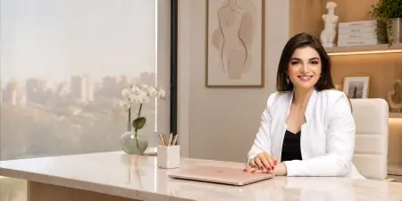 Consultorio en la clínica Dr. Camila Horr Zaki con decoración moderna y vista a la ciudad