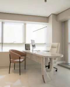 Consultorio médico en la clínica Dr. Camila Horr Zaki con mobiliario moderno