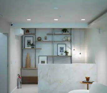 Área de recepción en la clínica Scipioni con decoración moderna y mostrador de mármol