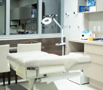 Sala de tratamiento moderna en Scipioni Clinic con equipo médico y camilla