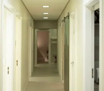 Pasillo luminoso con salas de pacientes en la clínica Scipioni