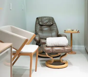 Sala de relajación en la clínica Scipioni con sillón de masaje y toalla