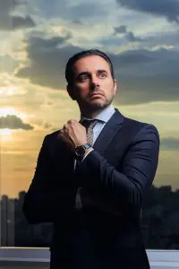 Profesional de la clínica Dr. Pedro Westphalen con vestimenta formal y vista a la ciudad