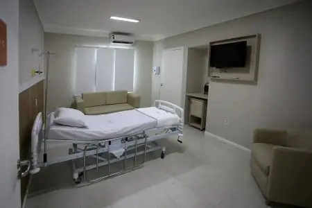 غرفة مرضى في عيادة مارسيلو بورتوكاريرو بسرير مستشفى ووسائل راحة حديثة