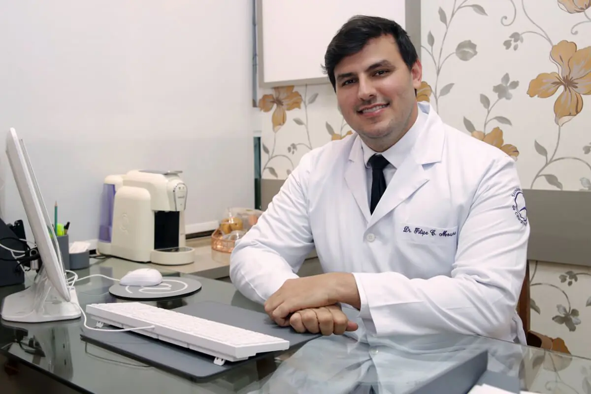 Кабінет консультацій в Instituto doctor FCM, Dr. Filipe Canal Moura, лікар за столом