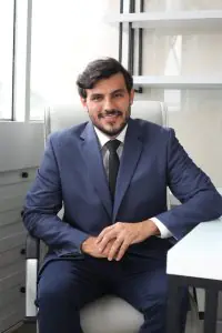 الدكتور فيليبي كانال مورا في مكتبه في عيادة Instituto doctor FCM