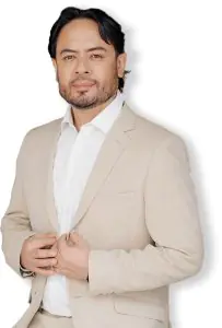 Cirujano plástico en la clínica Dr. Carlos Tavera Plastic Surgery, vestimenta profesional