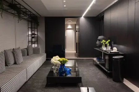 Sala de espera moderna en la Clínica Sollos con muebles y decoración de diseño