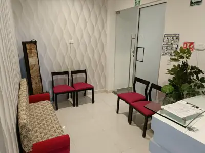Sala de espera en la clínica Dr. Karaly Castillo con asientos modernos y recepción