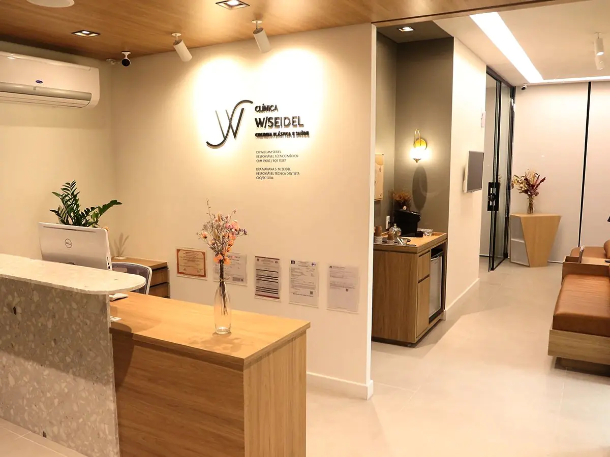 Reception area at Clínica W/Seidel with modern decor and comfortable seating