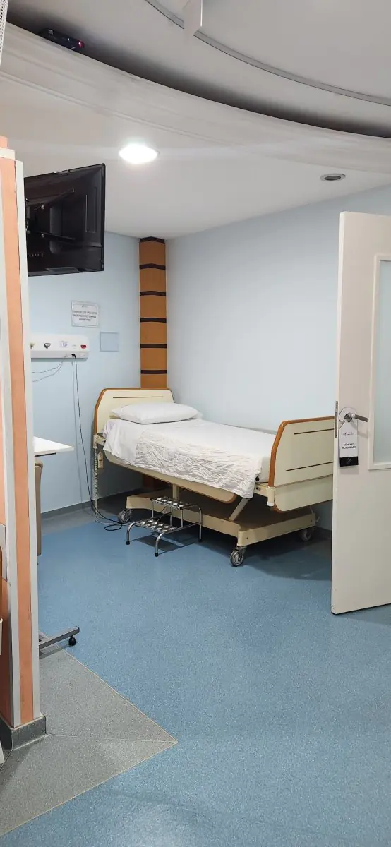Patient room with hospital bed at Centro Nacional de Plastic Surgery Curitiba