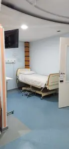 Habitación de paciente con cama hospitalaria en Centro Nacional de Plastic Surgery Curitiba