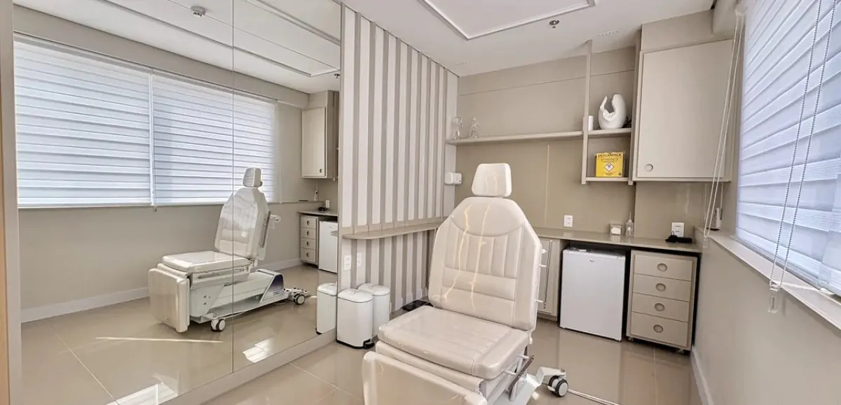 Moderner Behandlungsraum in der Dr. Ricardo Westphal Klinik mit medizinischem Stuhl und Ausstattung