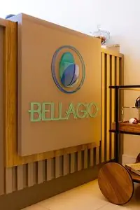 مكتب استقبال في عيادة Bellagio بديكور عصري