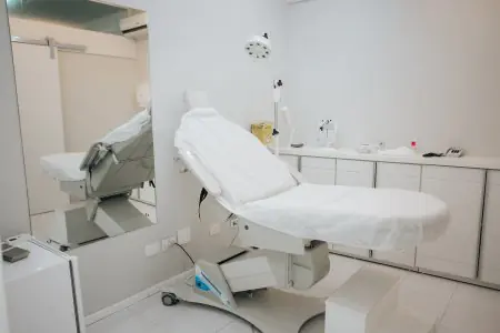 غرفة علاج في عيادة جراحة التجميل Leila Righi مع كرسي طبي حديث