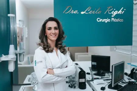 منطقة الاستقبال في عيادة ليلى ريغي لجراحة التجميل مع الطاقم والمعدات الحديثة