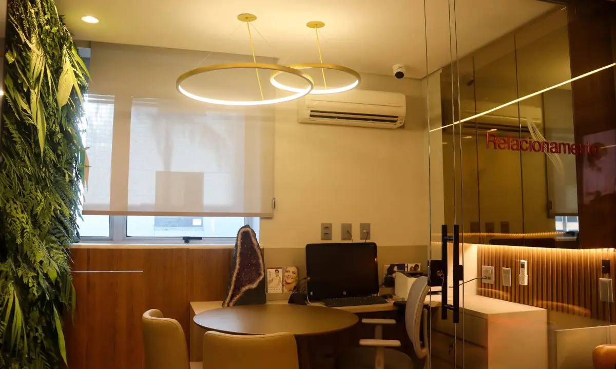 Consultation room at Ville Corpus clinic with modern decor and greenery wall
