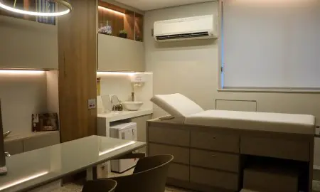 غرفة استشارة في عيادة Ville Corpus بسرير فحص وأثاث حديث