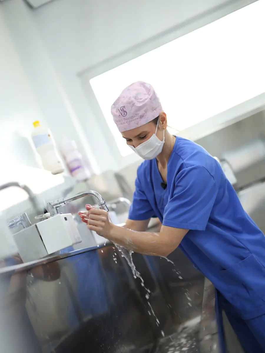 Chirurg wäscht Hände im OP-Vorbereitungsbereich der Dr. Marlei Sangalli Klinik