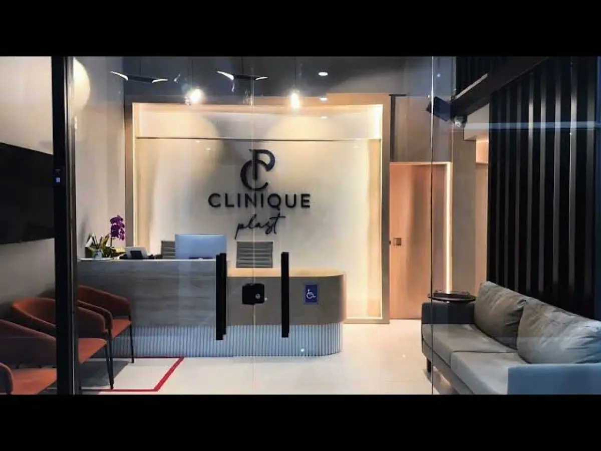 Ресепшн у Clinique Plast із сучасними місцями для сидіння та затишним декором