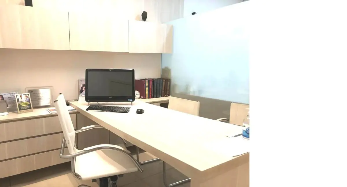 Consultation office at Dr. Hugo Rodrigues clinic with desk and computer