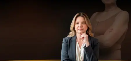 صورة أخصائي طبي في عيادة Anne Groth Show مع خلفية شعار العيادة