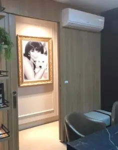 Sala de consultas en Clínica Müller con decoración moderna y retrato enmarcado