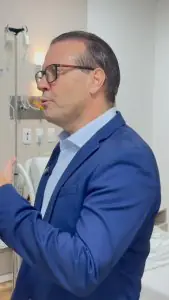 Médico consultando en sala de paciente en Clínica Müller con equipo médico visible