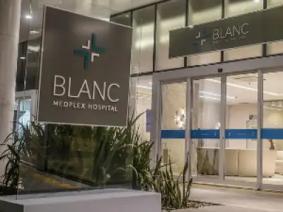 Entrada principal de Blanc Medplex Hospital con fachada de vidrio moderna