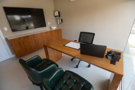 Consultorio médico en la clínica Dr. Ricardo Zambenedetti con mobiliario moderno