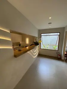 منطقة الاستقبال في عيادة الدكتور لوكاس أندرادي بتصميم عصري وإضاءة طبيعية