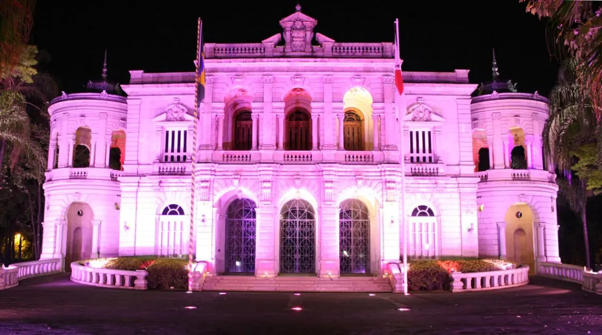 Dr. Frederico Vasconcelos clinic exterior illuminated at night in Brazil