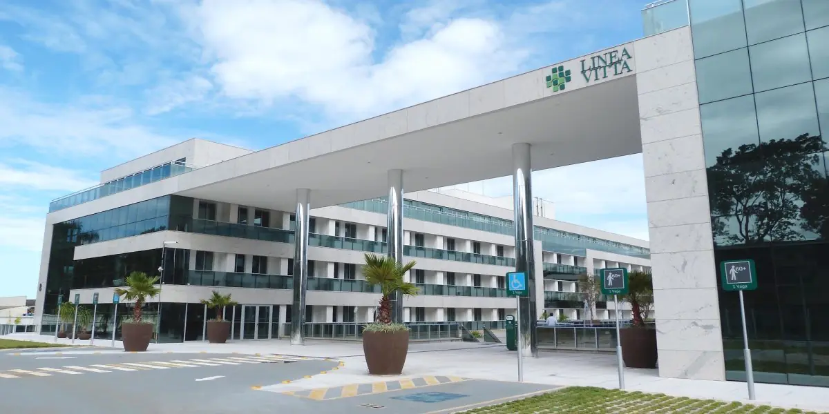 Modern exterior of Linea Vitta clinic with accessible entrance and palm landscaping