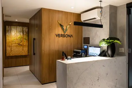 منطقة الاستقبال في عيادة Versona بديكور عصري ومكتب استقبال