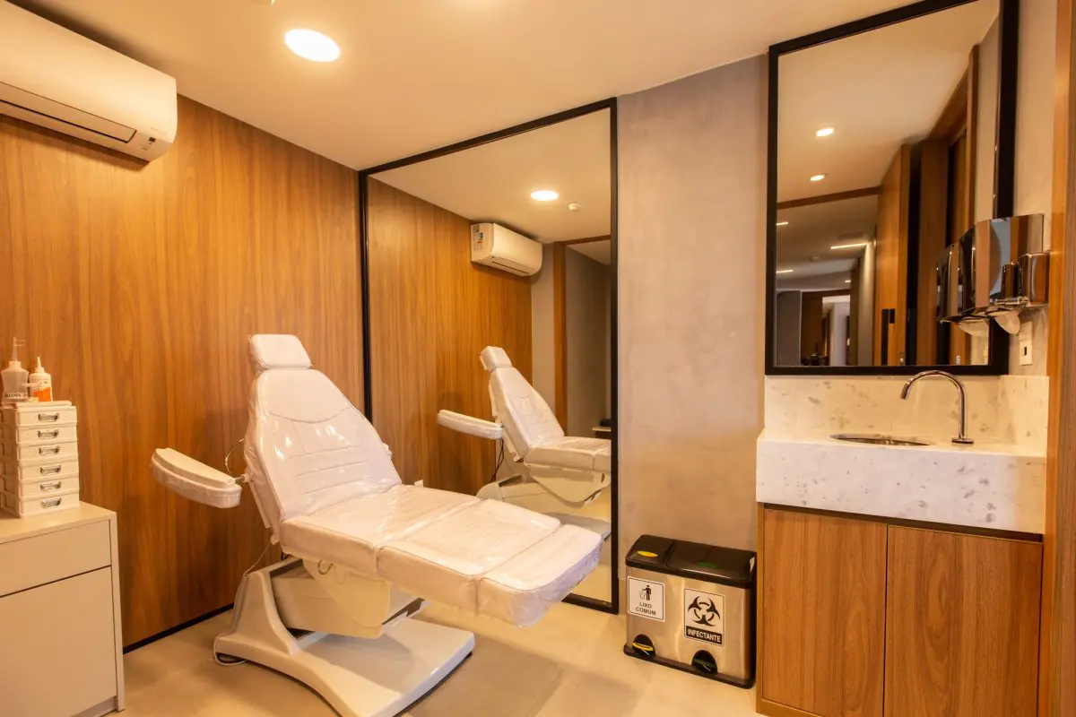 Modern treatment room at Dr. Rodrigo Bastos clinic with medical chair and sink
