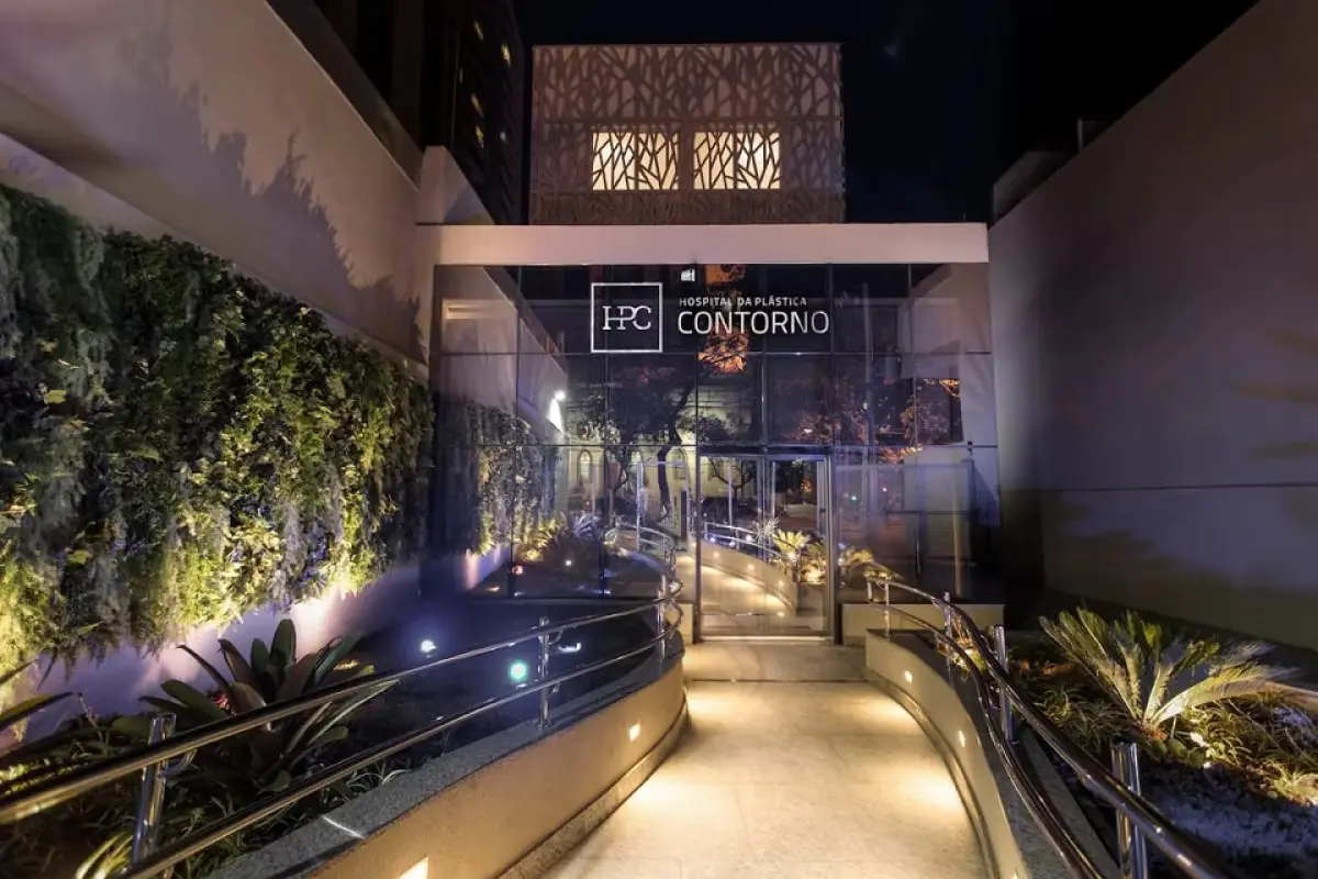 Modern exterior of Hospital da Plástica Contorno with illuminated entrance at night