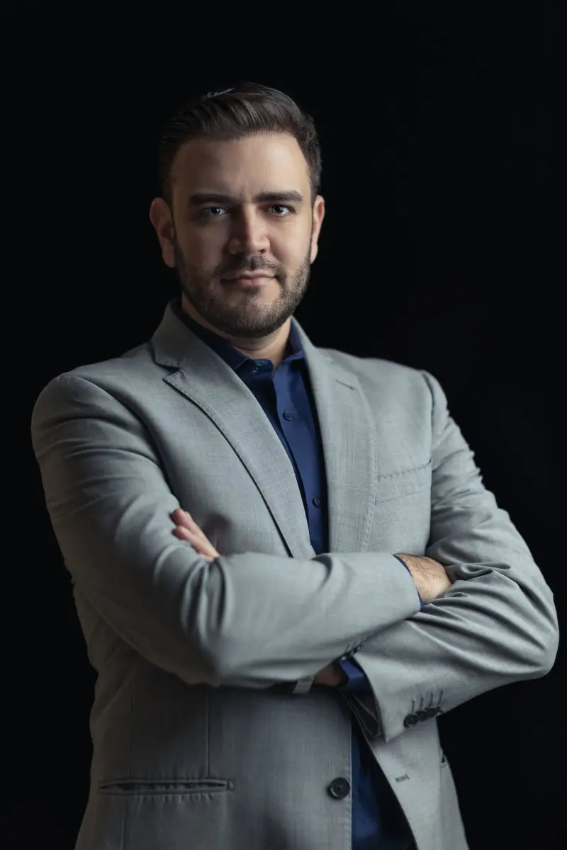 Лікар у діловому одязі в клініці пластичної хірургії Dr. Naby Gebrim
