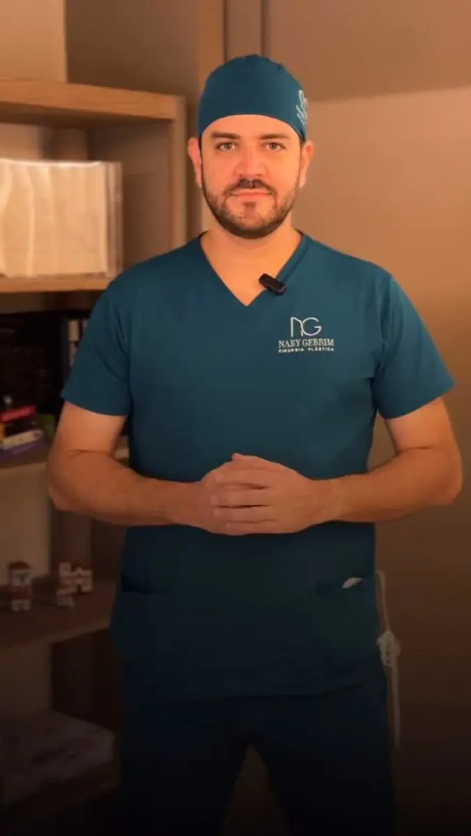 Пластичний хірург у формі в кабінеті клініки Dr. Naby Gebrim