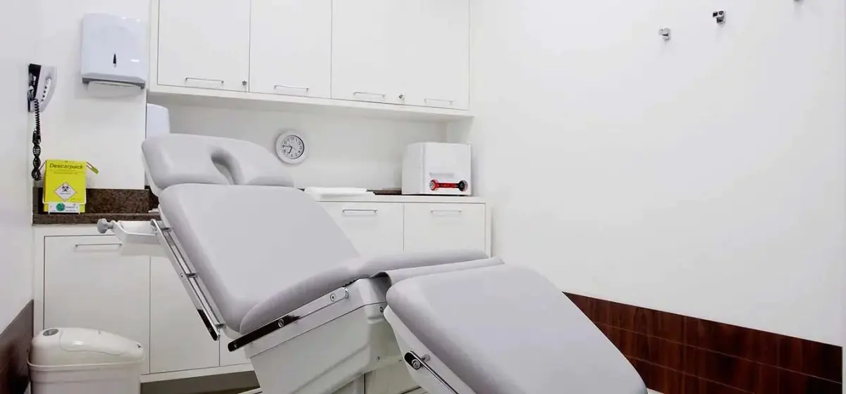 Сучасний процедурний кабінет у клініці Dr. Leandro Grangeiro з медичним кріслом