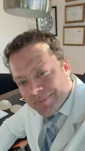 مكتب الطبيب في عيادة Dr. Leandro Grangeiro مع شهادات على الجدار