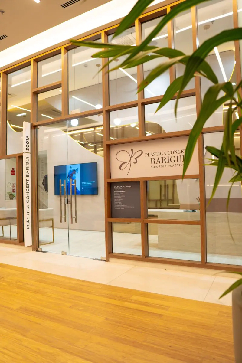 Entrée de la clinique Na Plástica Concept Barigui avec portes en verre modernes