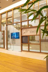 مدخل عيادة Na Plástica Concept Barigui بأبواب زجاجية حديثة