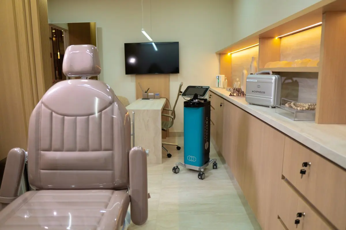 Salle de soins moderne à la clinique Na Plástica Concept Barigui avec équipement médical