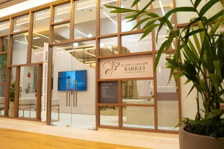 مدخل عيادة Plástica Concept Barigui بواجهة زجاجية حديثة في البرازيل