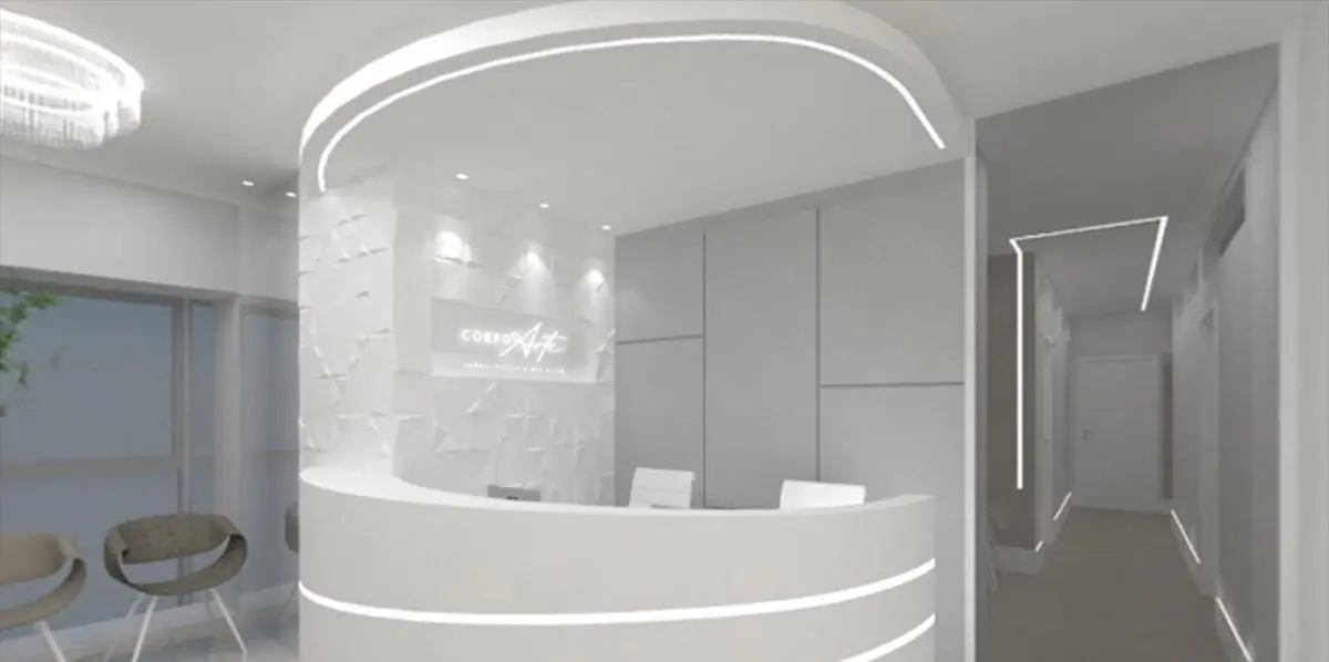 Moderne Rezeption in der Klinik Dr. José Júlio Guimarães mit stilvollem weißen Interieur