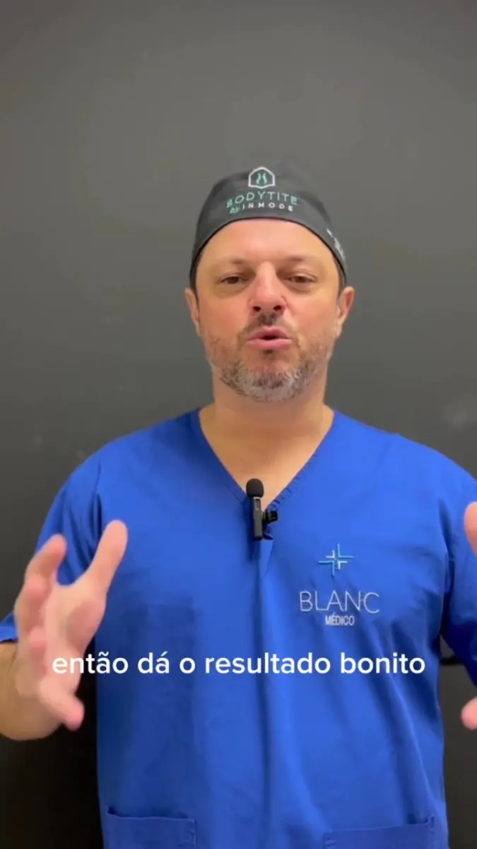 Arzt in blauer Kleidung in der Blanc Klinik, Brasilien, erklärt Verfahren