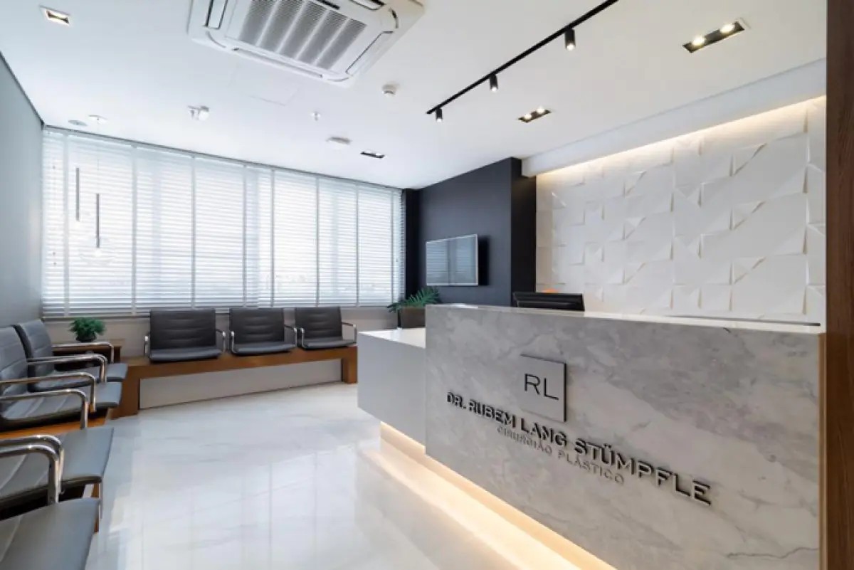 Empfangsbereich in der Dr. Rubem Lang Klinik für plastische Chirurgie mit modernen Sitzgelegenheiten