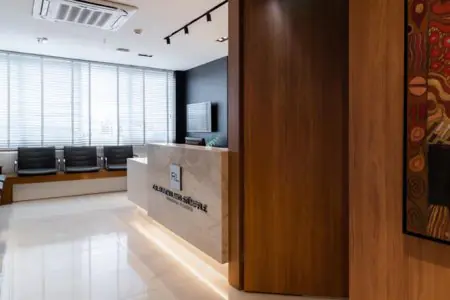 منطقة استقبال عيادة Dr. Rubem Lang بتصميم حديث ومقاعد انتظار للمرضى